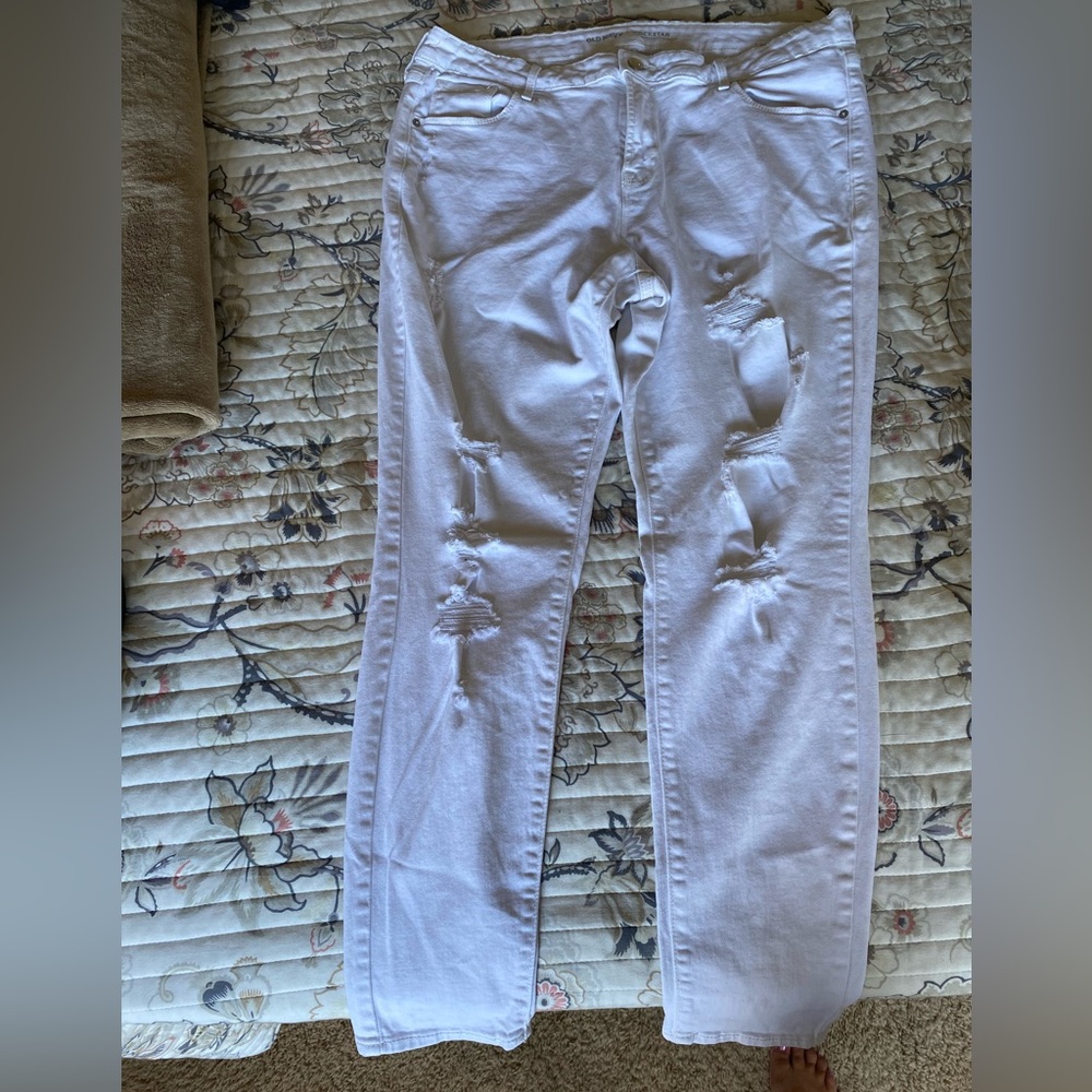 Old Navy Jeans size 16. White with rips